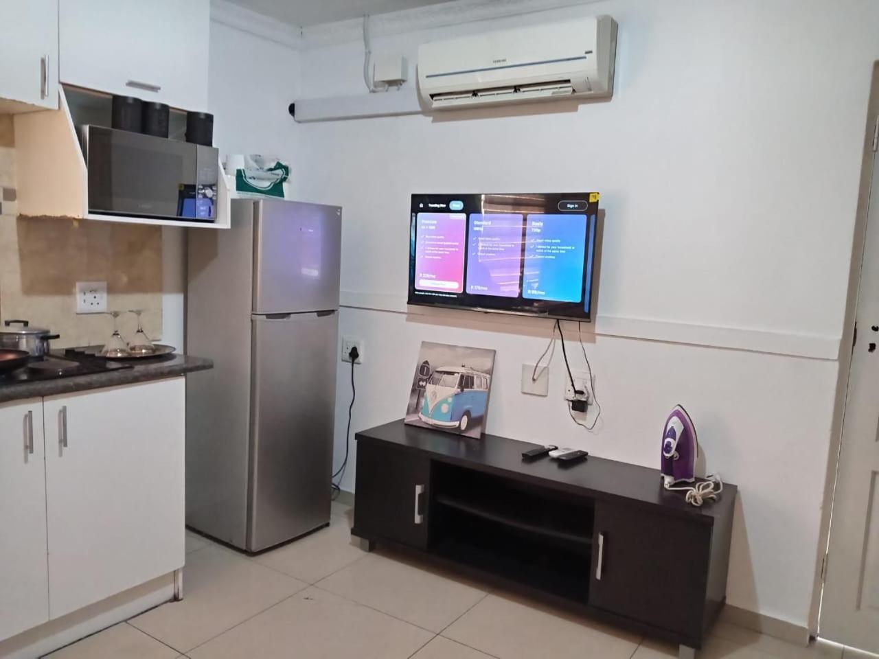 Gold Crown Room And Parlour Self-Catering Apartment With Balcony, Netflix & Youtube *