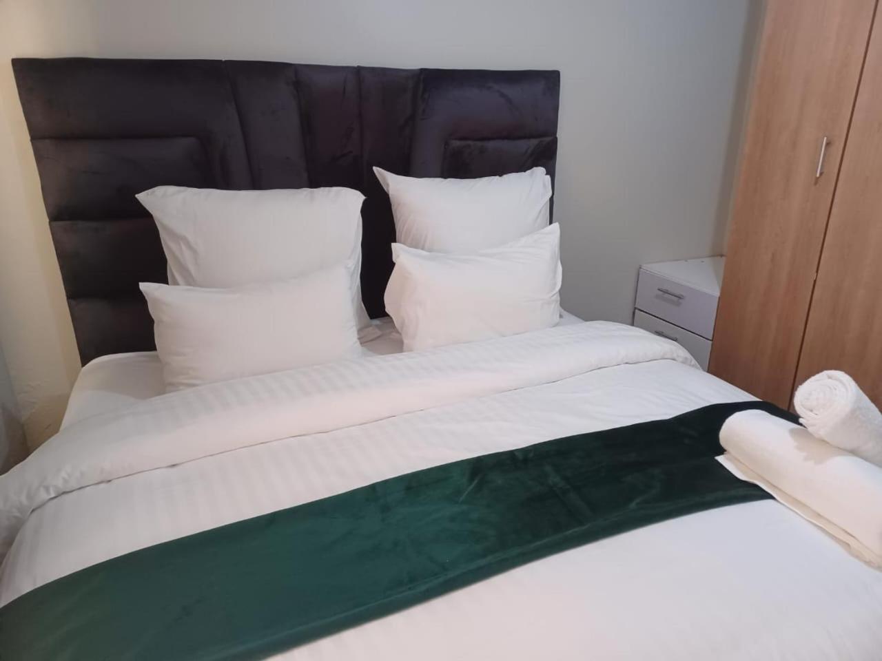 Gold Crown Room And Parlour Self-Catering Apartment With Balcony, Netflix & Youtube *