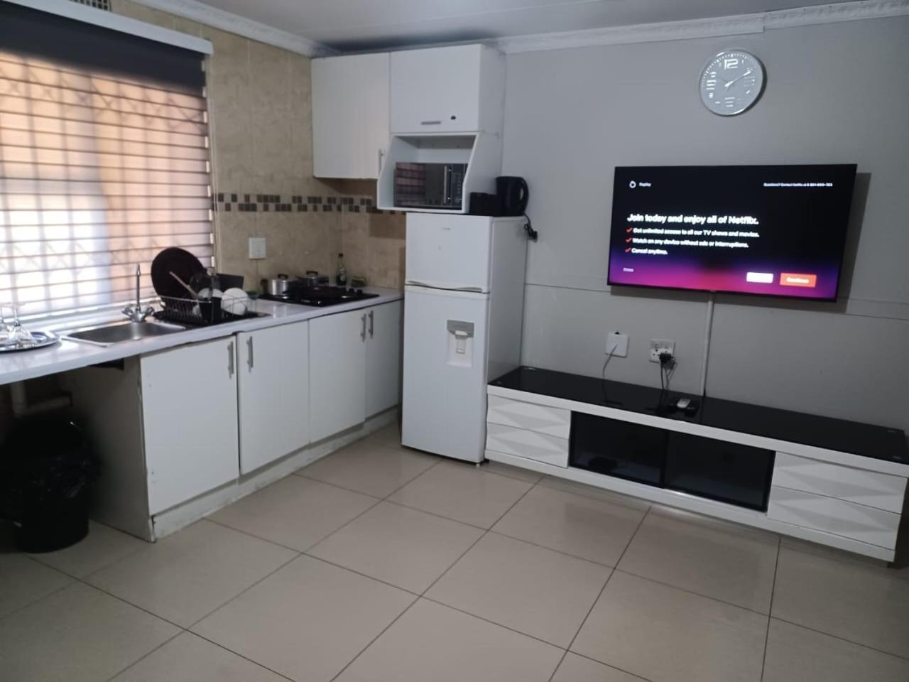 Gold Crown Room And Parlour Self-Catering Apartment With Balcony, Netflix & Youtube