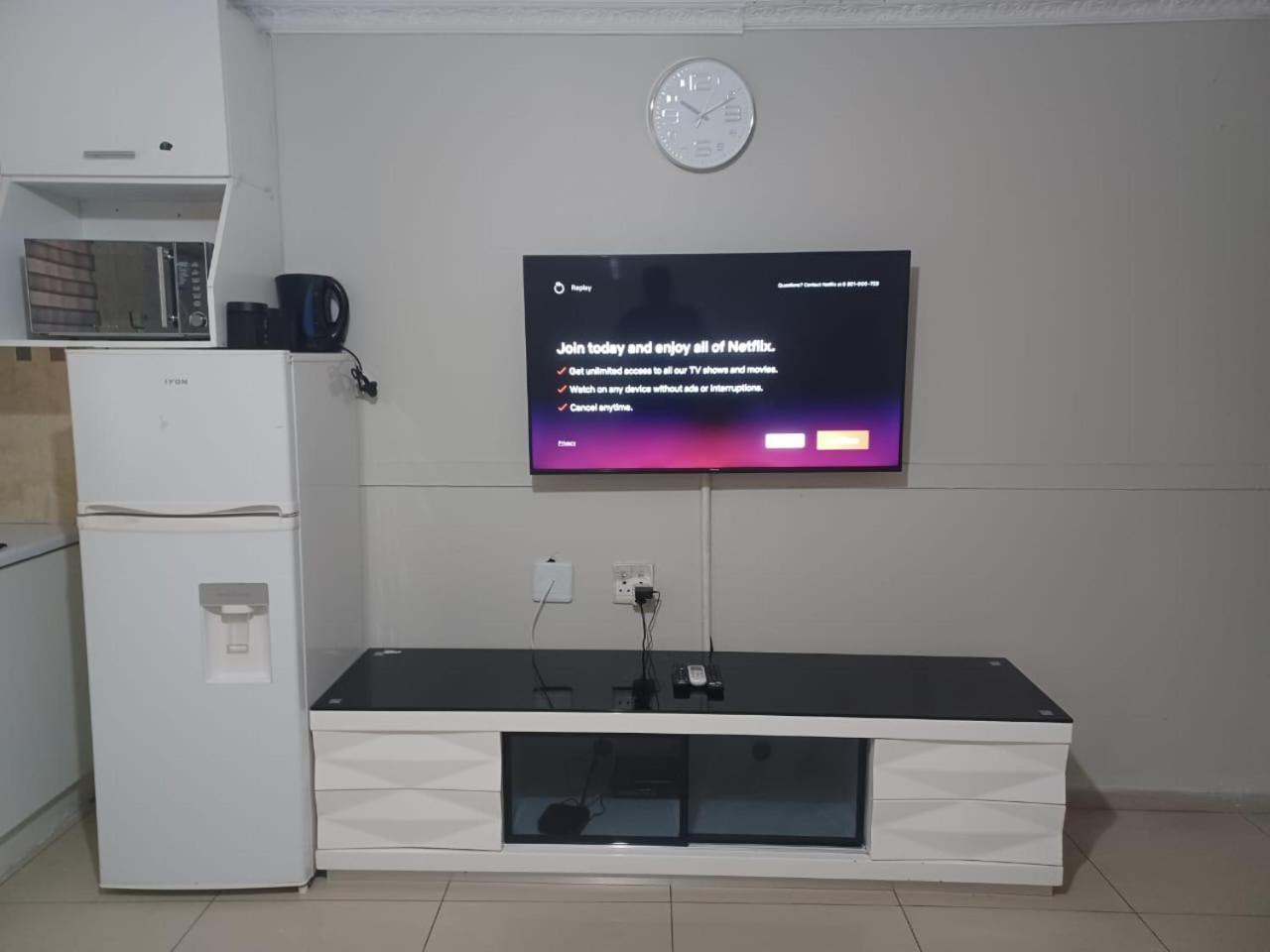 Gold Crown Room And Parlour Self-Catering Apartment With Balcony, Netflix & Youtube Aparthotel *
