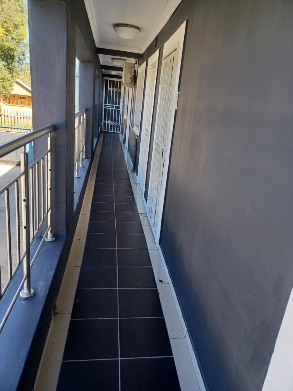 Gold Crown Room And Parlour Self-Catering Apartment With Balcony, Netflix & Youtube Johannesburg