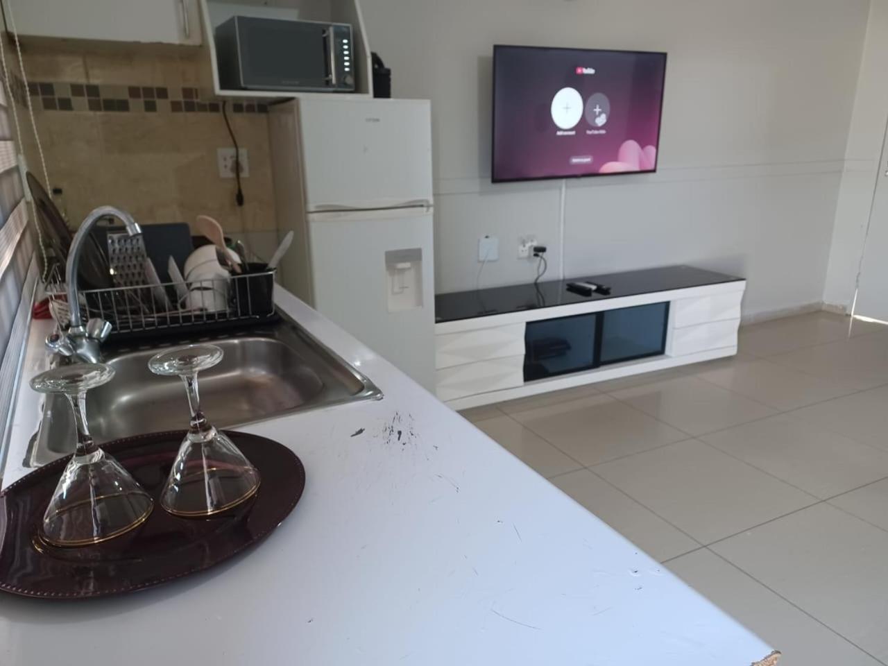 Gold Crown Room And Parlour Self-Catering Apartment With Balcony, Netflix & Youtube * Johannesburg
