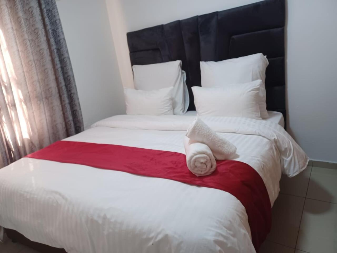 Aparthotel Gold Crown Room And Parlour Self-Catering Apartment With Balcony, Netflix & Youtube *