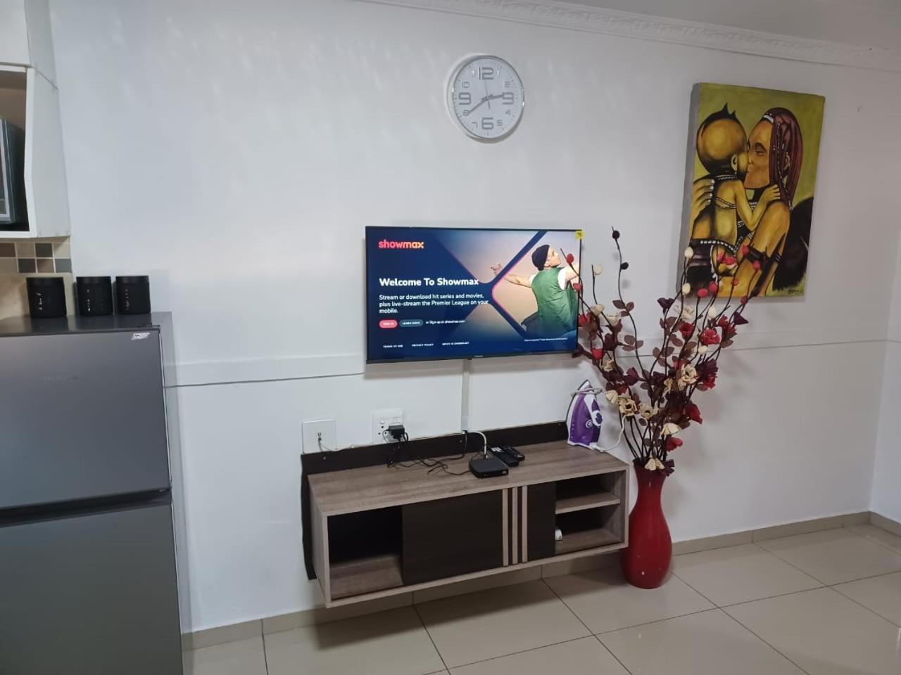 Gold Crown Room And Parlour Self-Catering Apartment With Balcony, Netflix & Youtube Aparthotel *