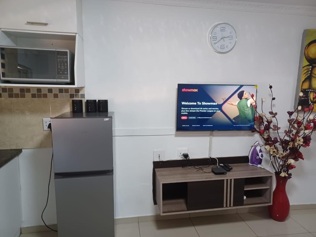 Gold Crown Room And Parlour Self-Catering Apartment With Balcony, Netflix & Youtube Aparthotel Johannesburg