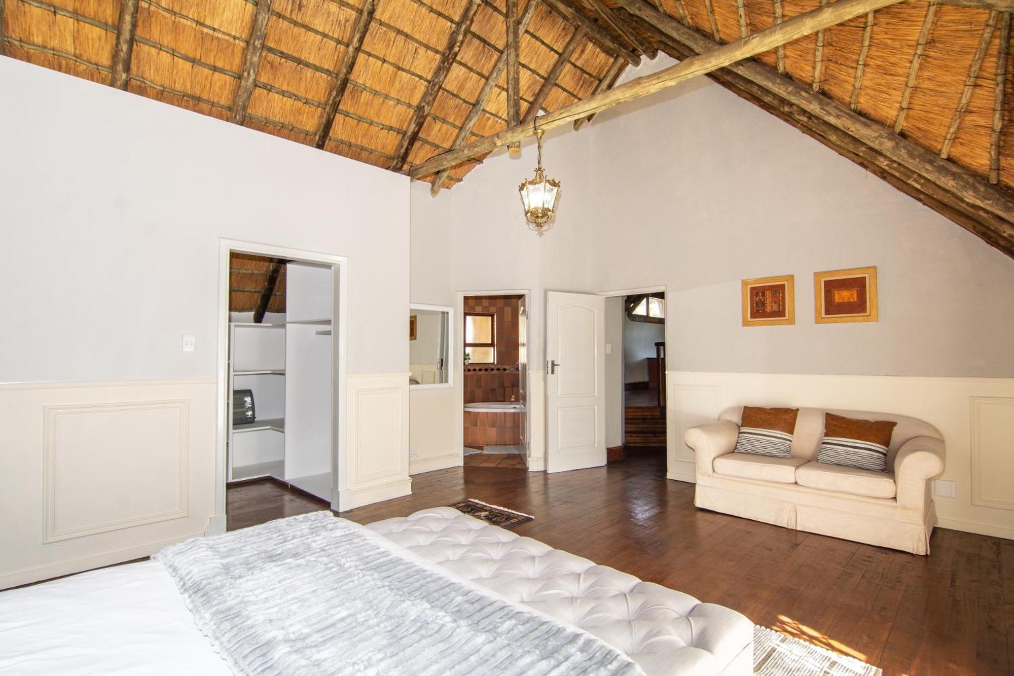 Charming Country Sandton With Back Up Power & Water Villa