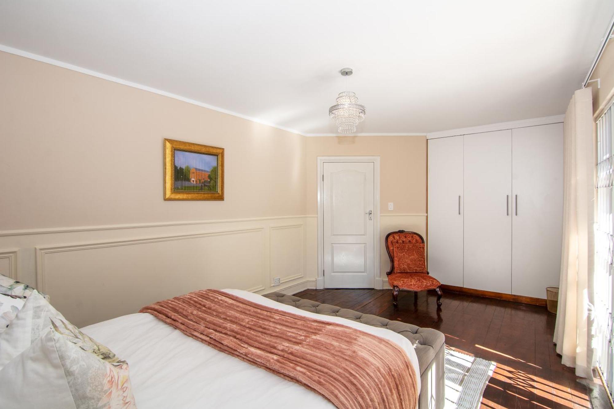 Charming Country Sandton With Back Up Power & Water Villa *