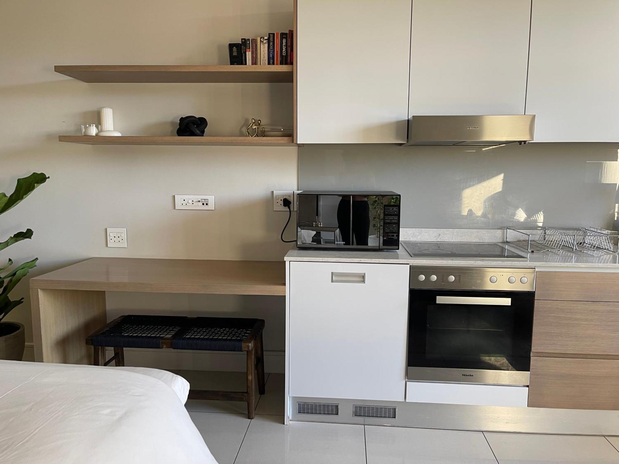 Bachelor In The Heart Of Sandton Apartment *