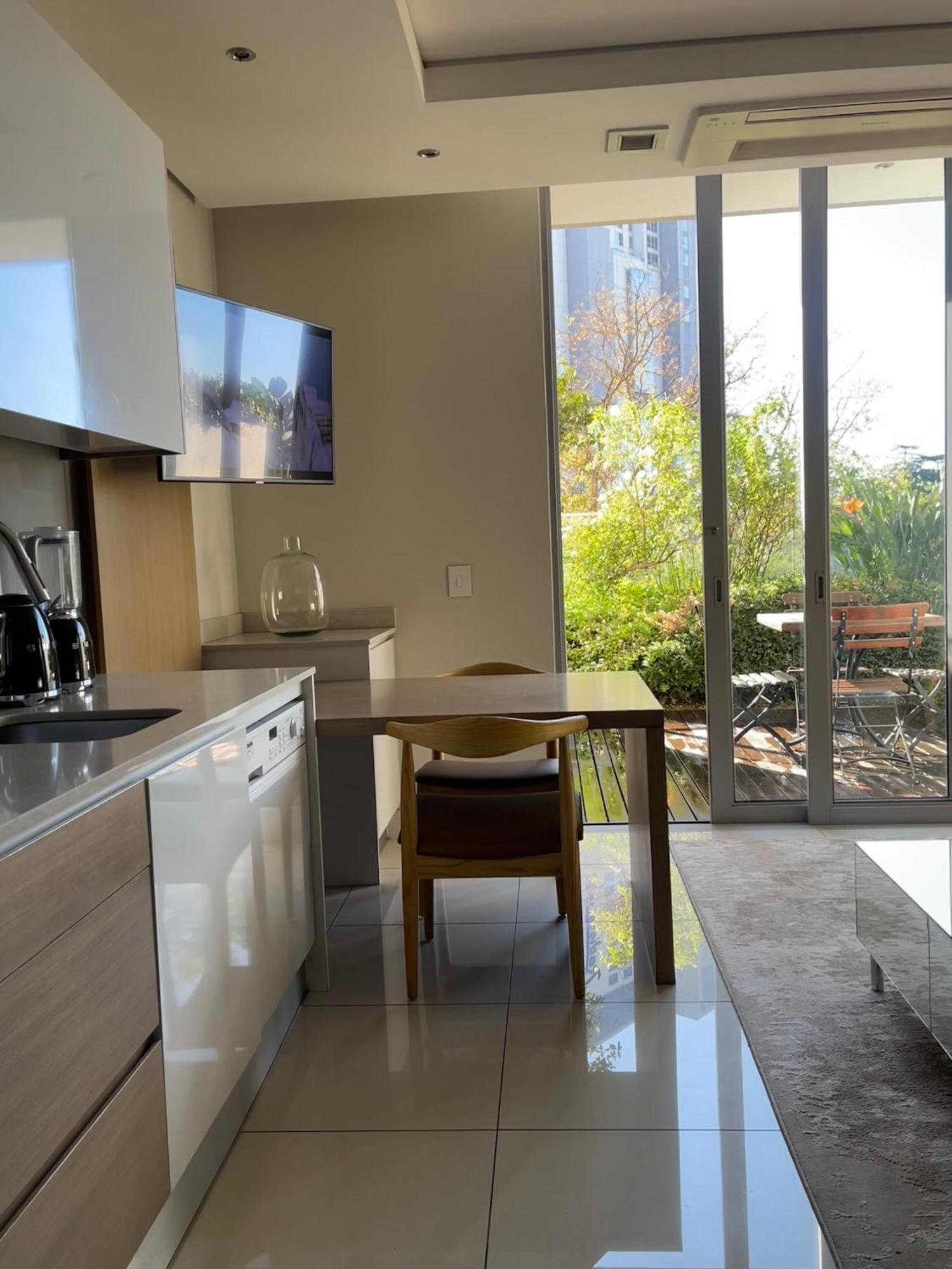 Bachelor In The Heart Of Sandton Apartment