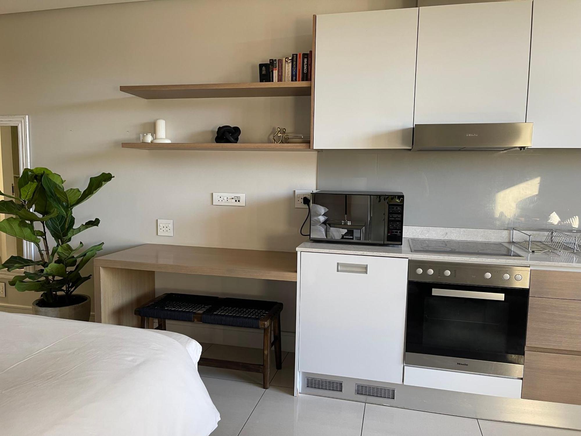 Bachelor In The Heart Of Sandton Apartment *