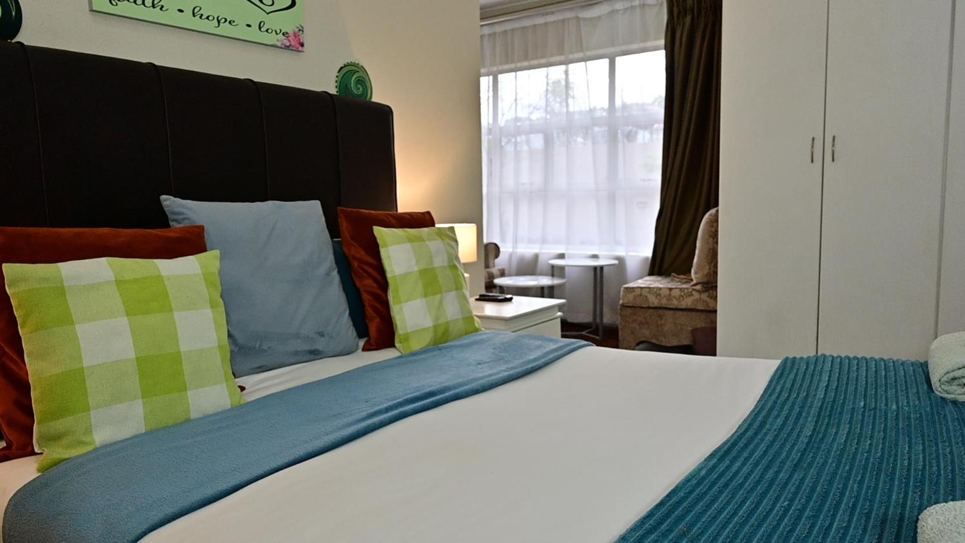 Sizanazo - In The Heart Of Northcliff Hill Homestay *
