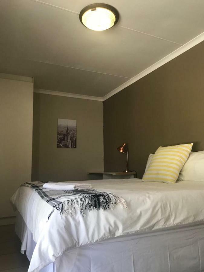 Dumelang Executive Lodge- In Sandton Apartamento