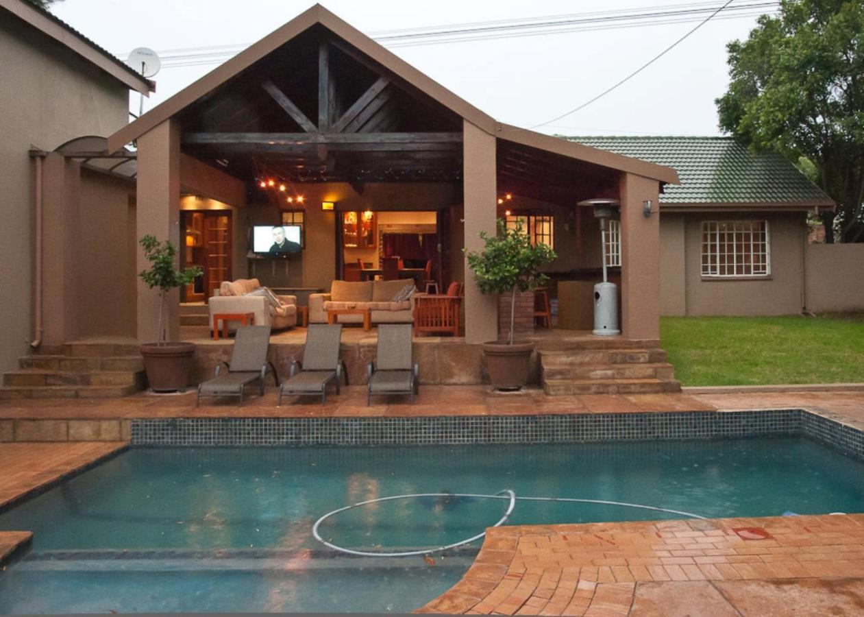 Paulshof - Hluhluwe Road Complex Homestay Johannesburg